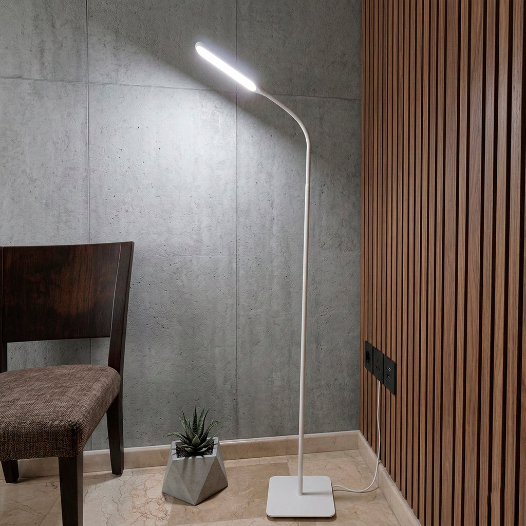 LÁMPARA DE PISO LED CON CUELLO DE CISNE, CONTROL TÁCTIL